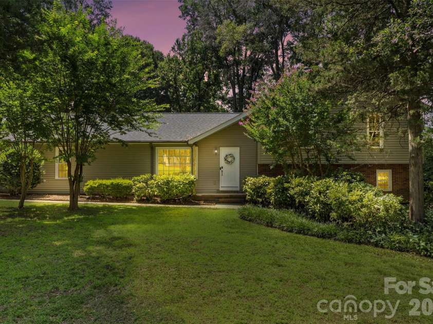 5381 Woodside Drive, Rock Hill, SC 29732.  MLS# CAR4398063, YatesRealty ID 38132. 