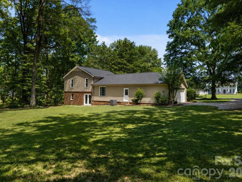 5381 Woodside Drive, Rock Hill, SC 29732.  MLS# CAR4398063, YatesRealty ID 38132. 