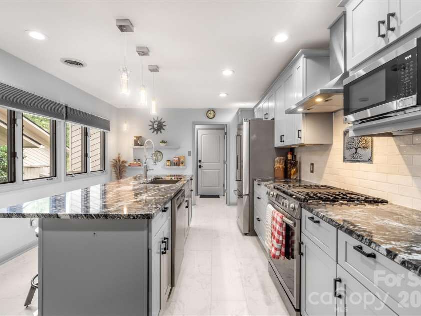 106 Deerlake Drive, Asheville, NC 28803.  MLS# CAR4403327, YatesRealty ID 38136. 