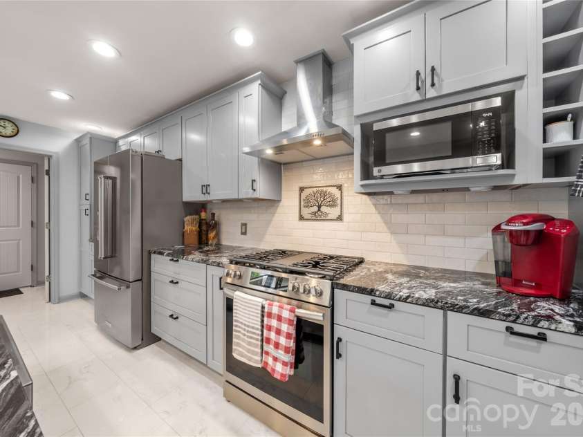 106 Deerlake Drive, Asheville, NC 28803.  MLS# CAR4403327, YatesRealty ID 38136. 