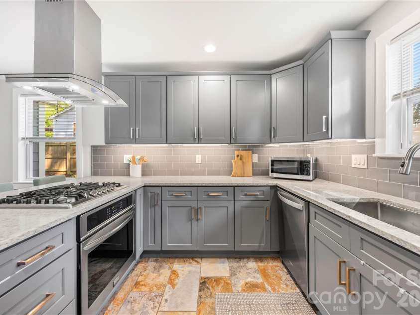 1120 Meadow Lane, Charlotte, NC 28205.  MLS# CAR4397732, YatesRealty ID 38138. Beautiful modern Kitchen!