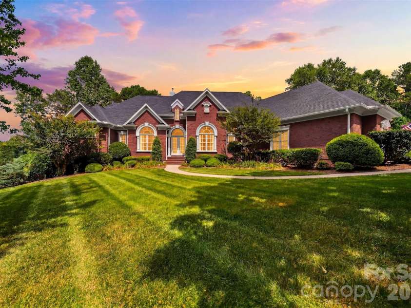 3745 Pinecrest Drive, Hickory, NC 28601.  MLS# CAR4403164, YatesRealty ID 38139. 