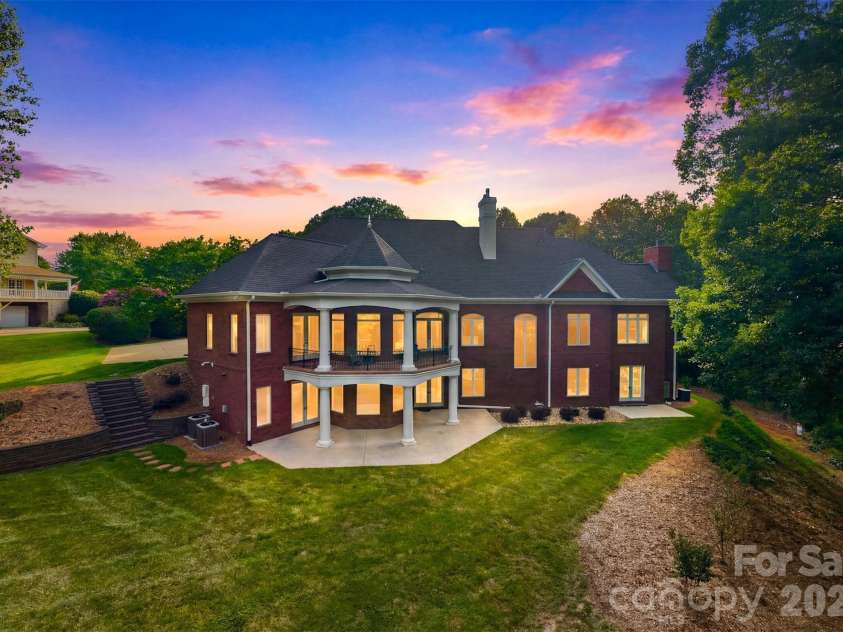 3745 Pinecrest Drive, Hickory, NC 28601.  MLS# CAR4403164, YatesRealty ID 38139. 