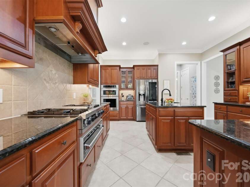 3745 Pinecrest Drive, Hickory, NC 28601.  MLS# CAR4403164, YatesRealty ID 38139. Gas Range