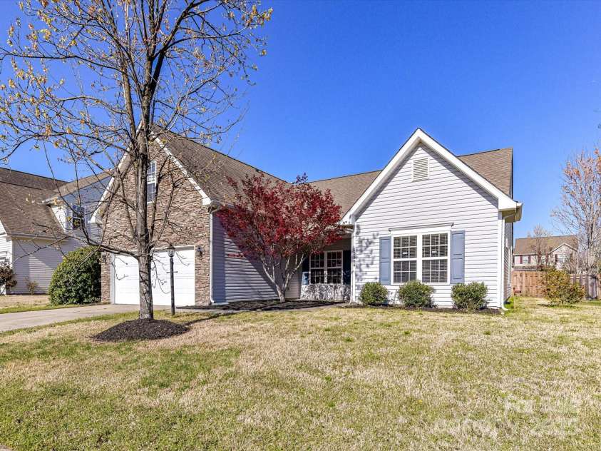 15506 Lakepoint Forest Drive, Charlotte, NC 28278.  MLS# CAR4240966, YatesRealty ID 3814. 