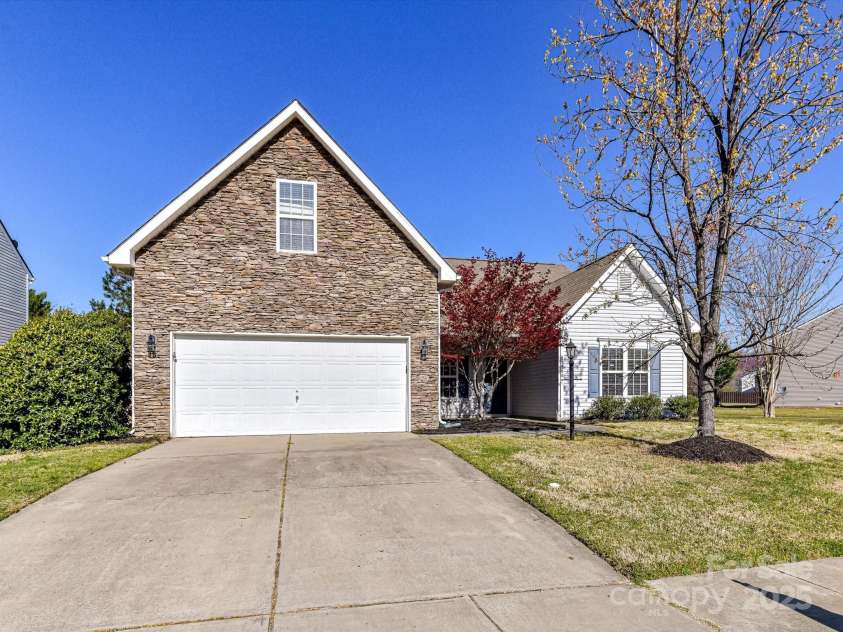 15506 Lakepoint Forest Drive, Charlotte, NC 28278.  MLS# CAR4240966, YatesRealty ID 3814. 