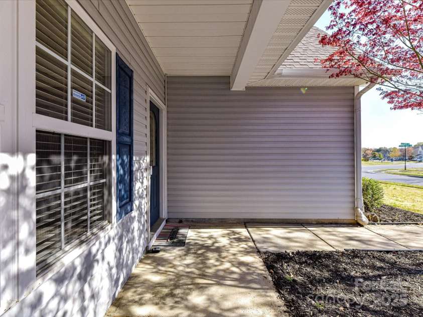 15506 Lakepoint Forest Drive, Charlotte, NC 28278.  MLS# CAR4240966, YatesRealty ID 3814. 