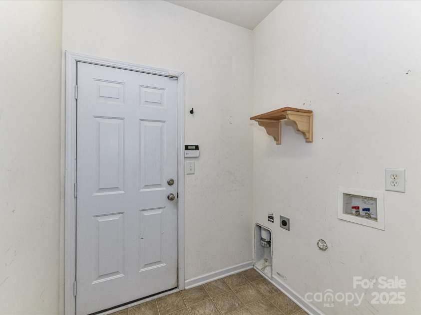 15506 Lakepoint Forest Drive, Charlotte, NC 28278.  MLS# CAR4240966, YatesRealty ID 3814. 