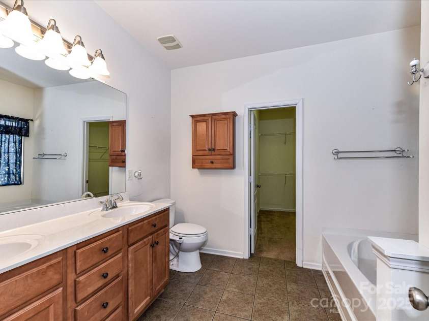 15506 Lakepoint Forest Drive, Charlotte, NC 28278.  MLS# CAR4240966, YatesRealty ID 3814. 