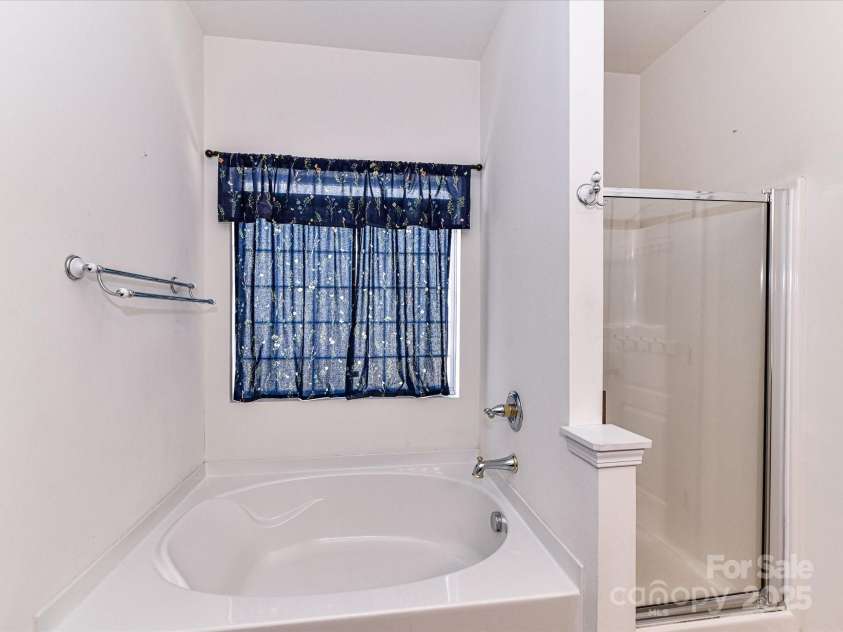 15506 Lakepoint Forest Drive, Charlotte, NC 28278.  MLS# CAR4240966, YatesRealty ID 3814. 