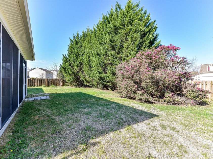 15506 Lakepoint Forest Drive, Charlotte, NC 28278.  MLS# CAR4240966, YatesRealty ID 3814. 