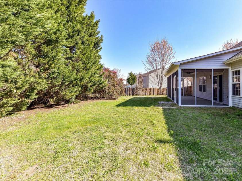 15506 Lakepoint Forest Drive, Charlotte, NC 28278.  MLS# CAR4240966, YatesRealty ID 3814. 