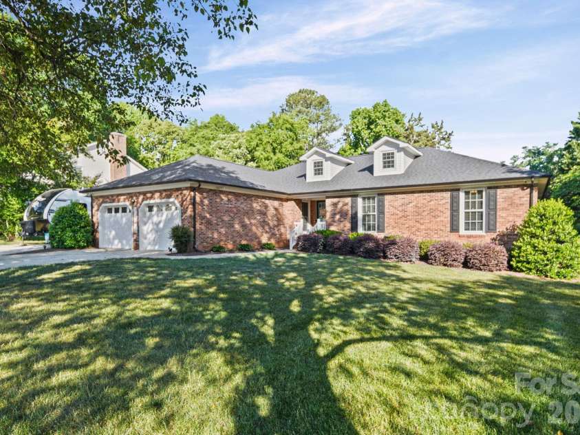 2200 Wynbourne Drive, Gastonia, NC 28056.  MLS# CAR4377884, YatesRealty ID 38144. 