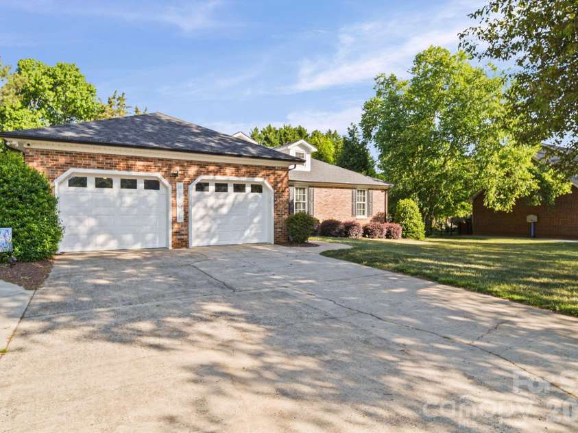2200 Wynbourne Drive, Gastonia, NC 28056.  MLS# CAR4377884, YatesRealty ID 38144. 