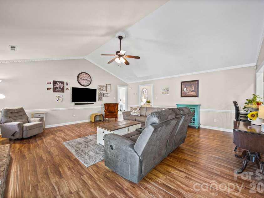 2200 Wynbourne Drive, Gastonia, NC 28056.  MLS# CAR4377884, YatesRealty ID 38144. 