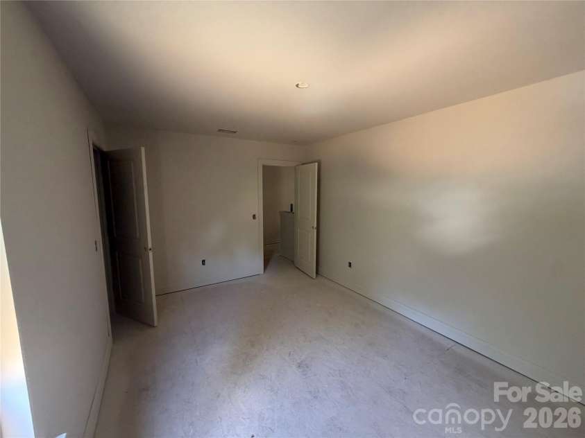 548 Carolyn Lane, Charlotte, NC 28213.  MLS# CAR4405325, YatesRealty ID 38148. 