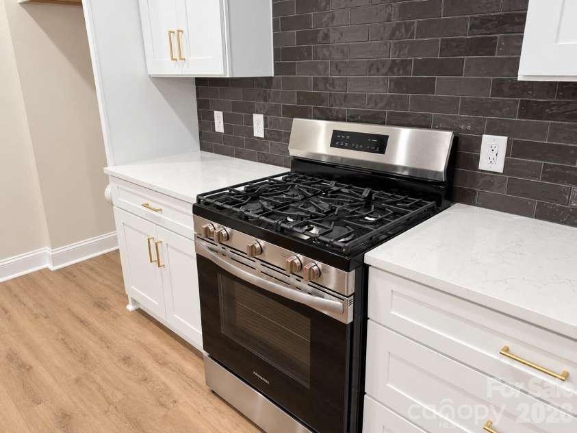 548 Carolyn Lane, Charlotte, NC 28213.  MLS# CAR4405325, YatesRealty ID 38148. Gas Range
