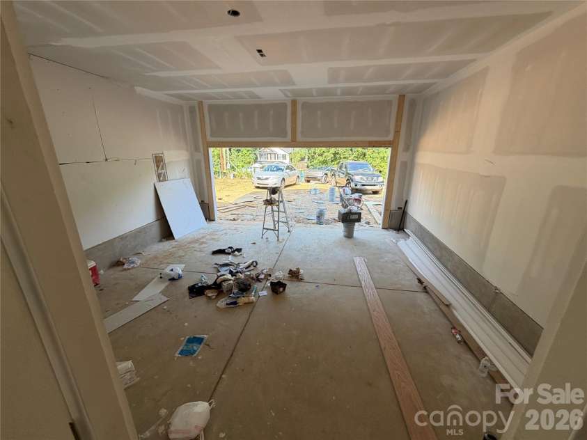 548 Carolyn Lane, Charlotte, NC 28213.  MLS# CAR4405325, YatesRealty ID 38148. Large Garage