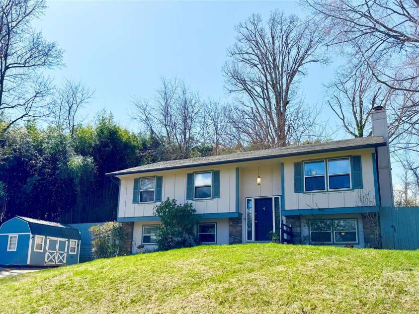 1 Spring Valley Drive, Arden, NC 28704.  MLS# CAR4234949, YatesRealty ID 3815. 1 Spring Valley Drive