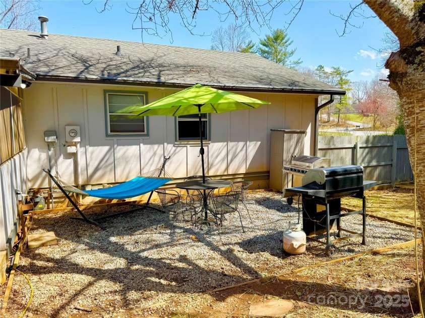 1 Spring Valley Drive, Arden, NC 28704.  MLS# CAR4234949, YatesRealty ID 3815. Separate grilling area