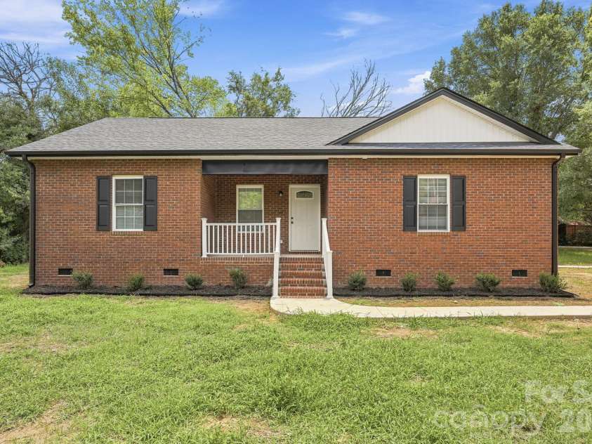 302 Hunter Street, York, SC 29745.  MLS# CAR4405475, YatesRealty ID 38151. 