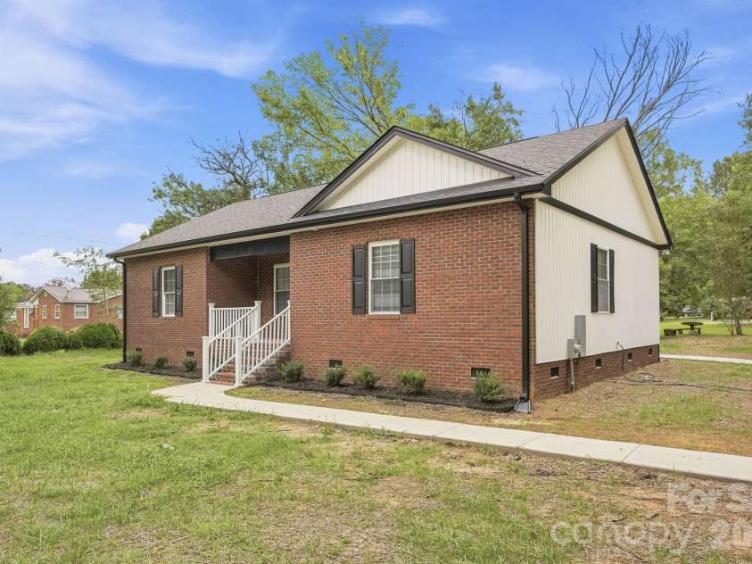 302 Hunter Street, York, SC 29745.  MLS# CAR4405475, YatesRealty ID 38151. 