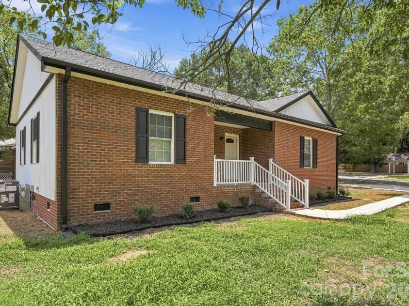 302 Hunter Street, York, SC 29745.  MLS# CAR4405475, YatesRealty ID 38151. 
