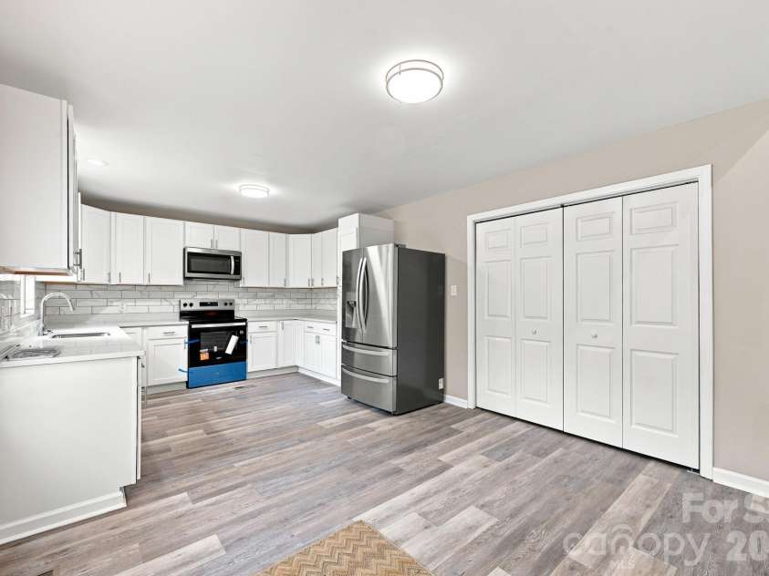 302 Hunter Street, York, SC 29745.  MLS# CAR4405475, YatesRealty ID 38151. 