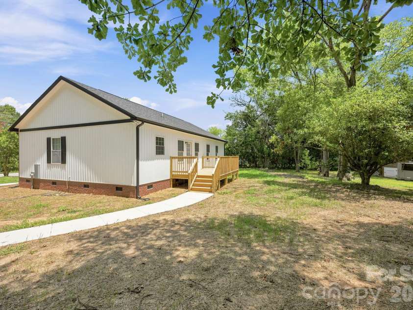 302 Hunter Street, York, SC 29745.  MLS# CAR4405475, YatesRealty ID 38151. 