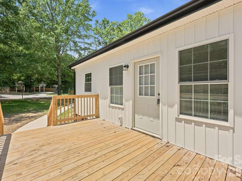 302 Hunter Street, York, SC 29745.  MLS# CAR4405475, YatesRealty ID 38151. 