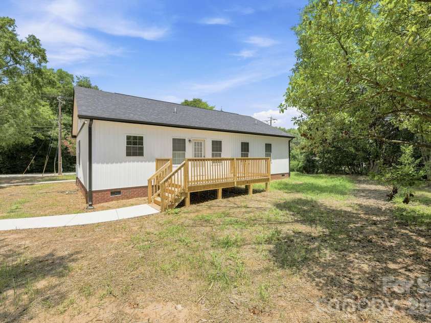 302 Hunter Street, York, SC 29745.  MLS# CAR4405475, YatesRealty ID 38151. 