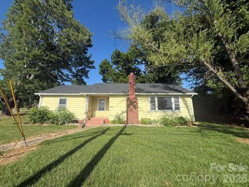 307 Yancey Street, Marion, NC 28752.  MLS# CAR4405596, YatesRealty ID 38158. 