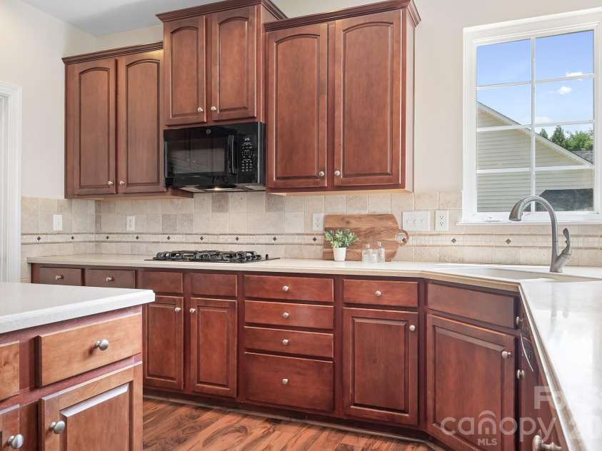 157 Eclipse Way, Mooresville, NC 28117.  MLS# CAR4405597, YatesRealty ID 38166. This well appointed kitchen flows so well.
