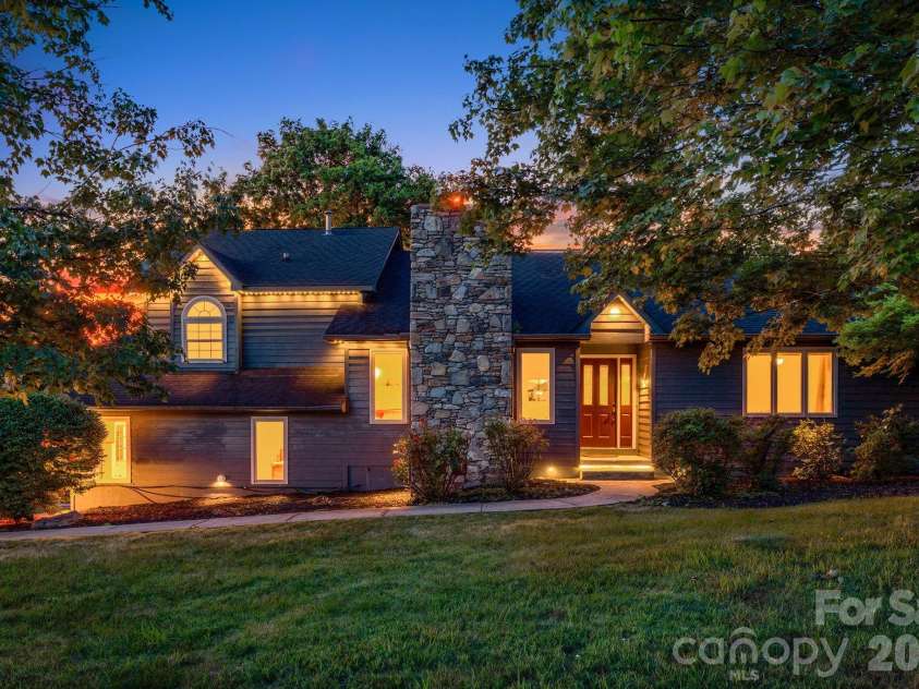 2 Jaks Ridge Drive, Asheville, NC 28805.  MLS# CAR4402090, YatesRealty ID 38169. 
