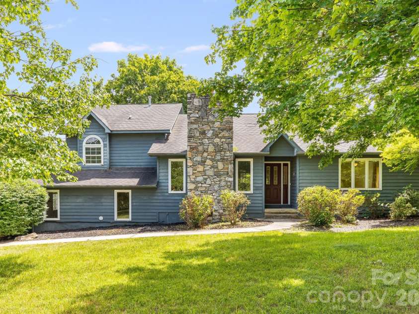 2 Jaks Ridge Drive, Asheville, NC 28805.  MLS# CAR4402090, YatesRealty ID 38169. 