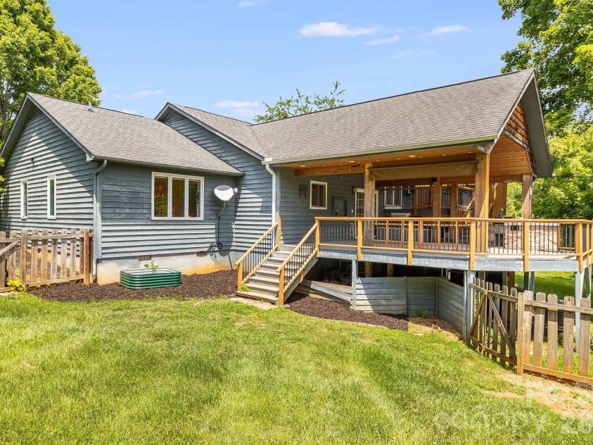 2 Jaks Ridge Drive, Asheville, NC 28805.  MLS# CAR4402090, YatesRealty ID 38169. 