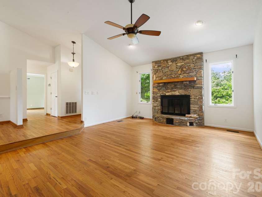 2 Jaks Ridge Drive, Asheville, NC 28805.  MLS# CAR4402090, YatesRealty ID 38169. 