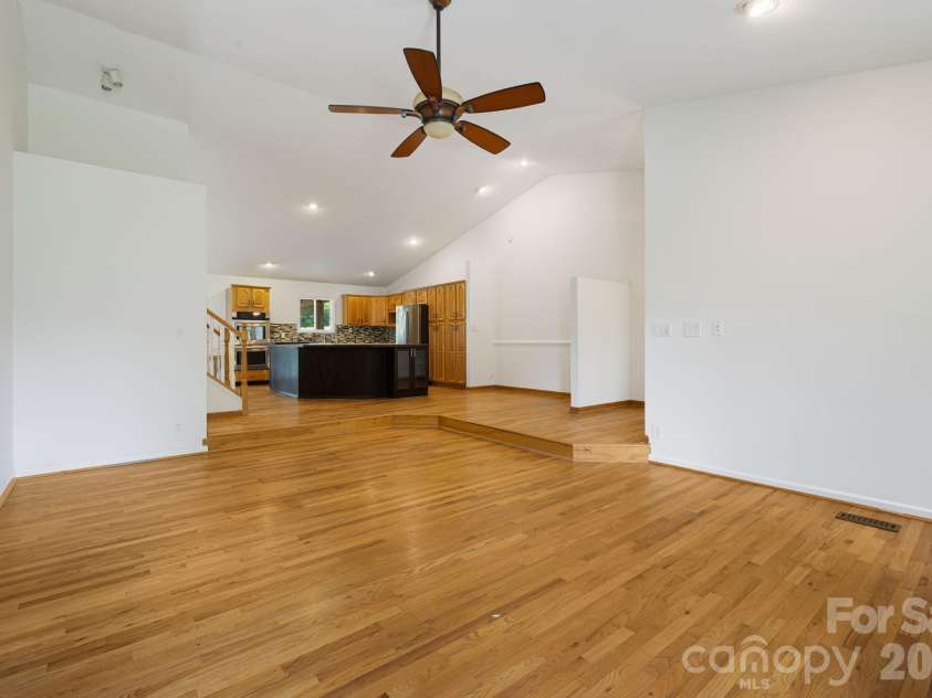 2 Jaks Ridge Drive, Asheville, NC 28805.  MLS# CAR4402090, YatesRealty ID 38169. 