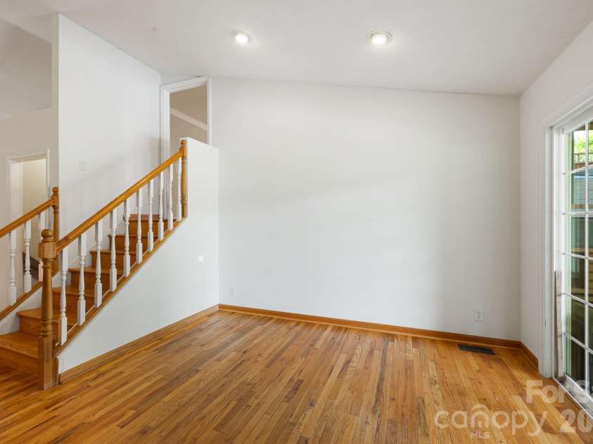 2 Jaks Ridge Drive, Asheville, NC 28805.  MLS# CAR4402090, YatesRealty ID 38169. 