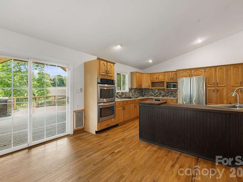 2 Jaks Ridge Drive, Asheville, NC 28805.  MLS# CAR4402090, YatesRealty ID 38169. 