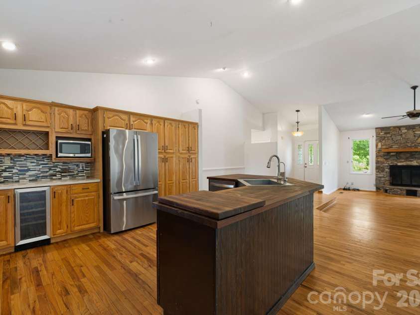 2 Jaks Ridge Drive, Asheville, NC 28805.  MLS# CAR4402090, YatesRealty ID 38169. 