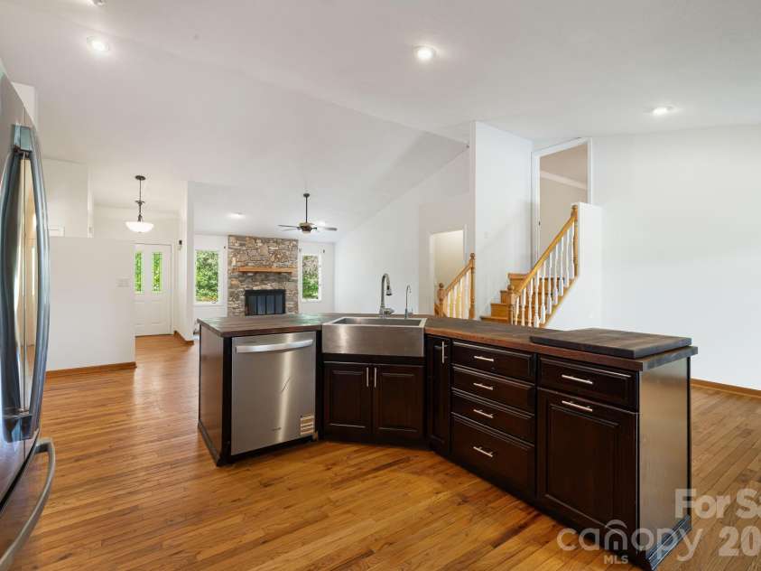 2 Jaks Ridge Drive, Asheville, NC 28805.  MLS# CAR4402090, YatesRealty ID 38169. 
