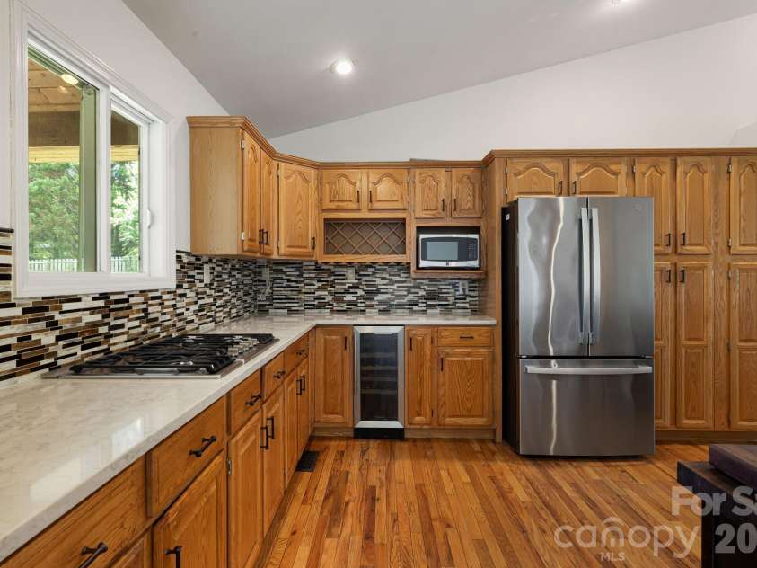 2 Jaks Ridge Drive, Asheville, NC 28805.  MLS# CAR4402090, YatesRealty ID 38169. 