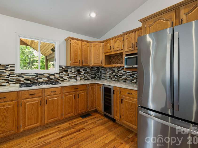 2 Jaks Ridge Drive, Asheville, NC 28805.  MLS# CAR4402090, YatesRealty ID 38169. 
