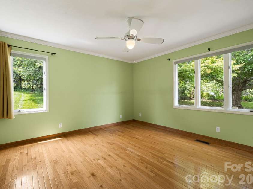2 Jaks Ridge Drive, Asheville, NC 28805.  MLS# CAR4402090, YatesRealty ID 38169. 