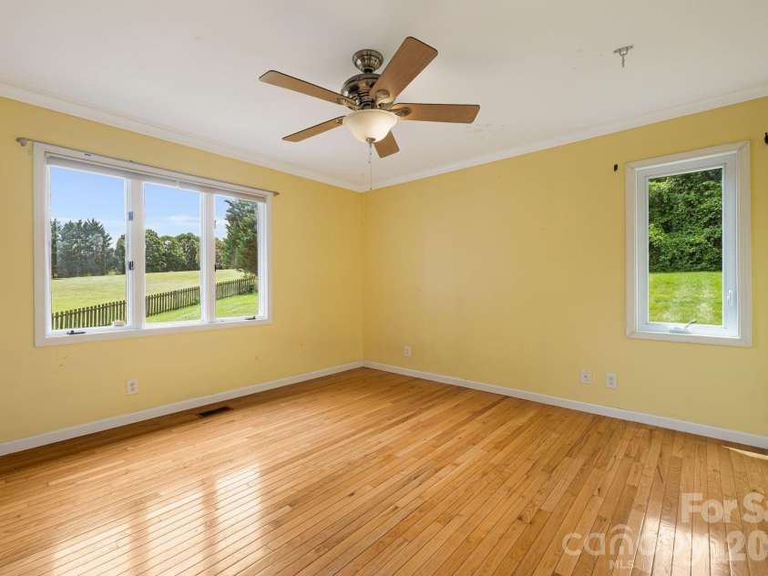 2 Jaks Ridge Drive, Asheville, NC 28805.  MLS# CAR4402090, YatesRealty ID 38169. 