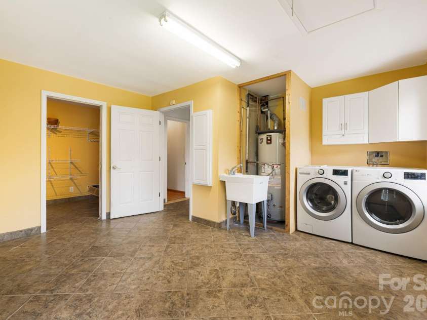 2 Jaks Ridge Drive, Asheville, NC 28805.  MLS# CAR4402090, YatesRealty ID 38169. 