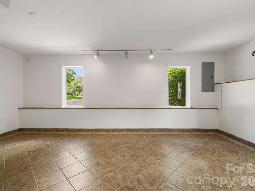 2 Jaks Ridge Drive, Asheville, NC 28805.  MLS# CAR4402090, YatesRealty ID 38169. 