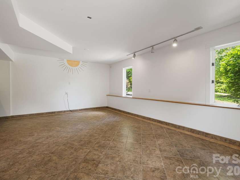 2 Jaks Ridge Drive, Asheville, NC 28805.  MLS# CAR4402090, YatesRealty ID 38169. 