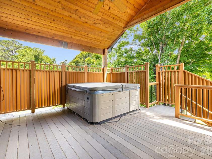 2 Jaks Ridge Drive, Asheville, NC 28805.  MLS# CAR4402090, YatesRealty ID 38169. 